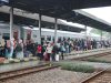 KAI Daop 3 Cirebon Layani 2,9 Juta Penumpang Hingga Triwulan 3 Tahun 2025  Bingkaiwarta, CIREBON – PT KAI Daop 3 Cirebon mencatat keberangkatan pelanggan KA selama  Triwulan 3 periode Januari – September 2025 sebanyak 1.505.764 pelanggan, sedangkan yang turun atau datang di stasiun di wilayah Daop 3 Cirebon berjumlah 1.460.739 pelanggan.    “Total pelanggan yang dilayani selama periode Januari sampai dengan September 2025 (Triwulan 3) sebanyak 2.966.503 pelanggan, ini membuktikan bahwa antusiasme masyarakat untuk bepergian dengan kereta api masih sangat tinggi,” kata Manager Humas Daop 3 Cirebon Muhibbuddin.  Tercatat jumlah pelanggan per bulannya yang berangkat dari stasiun di wilayah Daop 3 Cirebon selama periode Triwulan 3 Tahun 2025 diantaranya, pada Januari mengangkut sebanyak 147.695 pelanggan, Februari 144.341 pelanggan, dan Maret 130.989.  “Sementara pada April berjumlah 223.941 pelanggan, Mei 156.890 pelanggan, Juni 202.550 pelanggan, Juli 195.779 pelanggan, Agustus 159.662 pelanggan dan September 143.917 Pelanggan. Puncak kepadatan penumpang terjadi pada April dan Juni karena terdapat momen Hari Raya dan liburan sekolah,” jelas Muhib.  Sedangkan untuk stasiun yang melayani keberangkatan pelanggan tertinggi di wilayah Daop 3 diantaranya, Stasiun Cirebon sebanyak 595.774 pelanggan, disusul Stasiun Cirebonprujakan sebanyak 328.195 pelanggan, kemudian Stasiun Jatibarang sebanyak 212.635 pelanggan, Stasiun Brebes 159.057 pelanggan dan Stasiun Haurgeulis sebanyak 105.082 pelanggan.   Muhib menambahkan, untuk jumlah penumpang berdasarkan kelas sampai periode Triwulan 3 Tahun 2025 sebanyak 517.678 pelanggan yang terdiri dari kelas eksekutif sebanyak 141.429 penumpang. Sementara untuk kelas bisnis sebanyak 4.027 pelanggan dan kelas ekonomi sebanyak 372.222 pelanggan.   Muhibbuddin menyampaikan peningkatan tersebut menunjukkan bahwa masyarakat memiliki kepercayaan yang tinggi terhadap kereta api sebagai moda transportasi yang aman dan nyaman untuk bepergian. “Pelanggan yang menggunakan kereta api mengalami peningkatan. Ini bukan sekadar soal angka, tetapi tentang bagaimana kepercayaan publik tumbuh melalui pengalaman perjalanan yang aman dan nyaman,” ujar Muhib.  “KAI Daop 3 Cirebon terus berupaya untuk meningkatkan kualitas layanan, agar masyarakat menjadikan kereta api sebagai pilihan utama dalam melakukan perjalanan,” ucap Muhib.  Adapun peningkatan layanan yang telah dilakukan, diantaranya pengoperasian Face Recognition Gate, menyediakan layanan minum gratis di Stasiun Cirebon dan Cirebonprujakan, serta penataan beberapa stasiun di wilayah Daop 3 Cirebon.  Selain itu ketepatan waktu kedatangan kereta api juga terus meningkat. Pada Triwulan 3 Tahun  2025 rata-rata ketepatan waktu kedatangan kereta api sebesar 97,90 %.  “Terima kasih kepada masyarakat dan para pelanggan kereta api atas kepercayaannya menggunakan layanan transportasi kereta api, kami berkomitmen untuk terus berusaha meningkatkan pelayanan menjadi lebih baik lagi,” pungkas Muhib. (ARL)