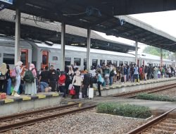 KAI Daop 3 Cirebon Layani 2,9 Juta Penumpang Hingga Triwulan 3 Tahun 2025  Bingkaiwarta, CIREBON – PT KAI Daop 3 Cirebon mencatat keberangkatan pelanggan KA selama  Triwulan 3 periode Januari – September 2025 sebanyak 1.505.764 pelanggan, sedangkan yang turun atau datang di stasiun di wilayah Daop 3 Cirebon berjumlah 1.460.739 pelanggan.    “Total pelanggan yang dilayani selama periode Januari sampai dengan September 2025 (Triwulan 3) sebanyak 2.966.503 pelanggan, ini membuktikan bahwa antusiasme masyarakat untuk bepergian dengan kereta api masih sangat tinggi,” kata Manager Humas Daop 3 Cirebon Muhibbuddin.  Tercatat jumlah pelanggan per bulannya yang berangkat dari stasiun di wilayah Daop 3 Cirebon selama periode Triwulan 3 Tahun 2025 diantaranya, pada Januari mengangkut sebanyak 147.695 pelanggan, Februari 144.341 pelanggan, dan Maret 130.989.  “Sementara pada April berjumlah 223.941 pelanggan, Mei 156.890 pelanggan, Juni 202.550 pelanggan, Juli 195.779 pelanggan, Agustus 159.662 pelanggan dan September 143.917 Pelanggan. Puncak kepadatan penumpang terjadi pada April dan Juni karena terdapat momen Hari Raya dan liburan sekolah,” jelas Muhib.  Sedangkan untuk stasiun yang melayani keberangkatan pelanggan tertinggi di wilayah Daop 3 diantaranya, Stasiun Cirebon sebanyak 595.774 pelanggan, disusul Stasiun Cirebonprujakan sebanyak 328.195 pelanggan, kemudian Stasiun Jatibarang sebanyak 212.635 pelanggan, Stasiun Brebes 159.057 pelanggan dan Stasiun Haurgeulis sebanyak 105.082 pelanggan.   Muhib menambahkan, untuk jumlah penumpang berdasarkan kelas sampai periode Triwulan 3 Tahun 2025 sebanyak 517.678 pelanggan yang terdiri dari kelas eksekutif sebanyak 141.429 penumpang. Sementara untuk kelas bisnis sebanyak 4.027 pelanggan dan kelas ekonomi sebanyak 372.222 pelanggan.   Muhibbuddin menyampaikan peningkatan tersebut menunjukkan bahwa masyarakat memiliki kepercayaan yang tinggi terhadap kereta api sebagai moda transportasi yang aman dan nyaman untuk bepergian. “Pelanggan yang menggunakan kereta api mengalami peningkatan. Ini bukan sekadar soal angka, tetapi tentang bagaimana kepercayaan publik tumbuh melalui pengalaman perjalanan yang aman dan nyaman,” ujar Muhib.  “KAI Daop 3 Cirebon terus berupaya untuk meningkatkan kualitas layanan, agar masyarakat menjadikan kereta api sebagai pilihan utama dalam melakukan perjalanan,” ucap Muhib.  Adapun peningkatan layanan yang telah dilakukan, diantaranya pengoperasian Face Recognition Gate, menyediakan layanan minum gratis di Stasiun Cirebon dan Cirebonprujakan, serta penataan beberapa stasiun di wilayah Daop 3 Cirebon.  Selain itu ketepatan waktu kedatangan kereta api juga terus meningkat. Pada Triwulan 3 Tahun  2025 rata-rata ketepatan waktu kedatangan kereta api sebesar 97,90 %.  “Terima kasih kepada masyarakat dan para pelanggan kereta api atas kepercayaannya menggunakan layanan transportasi kereta api, kami berkomitmen untuk terus berusaha meningkatkan pelayanan menjadi lebih baik lagi,” pungkas Muhib. (ARL)
