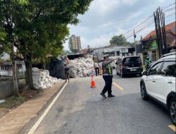 Truk Fuso Alami Kecelakaan Tunggal di Kuningan, Pengemudi Luka Ringan