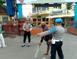 Aksi Humanis Anggota Provos Polres Cirebon Kota, Tuntun Lansia dan Bagikan Nasi Kotak