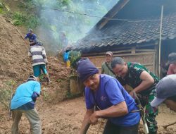 Longsor Terjang Selajambe, Babinsa dan Warga Kuningan Sigap Selamatkan Rumah