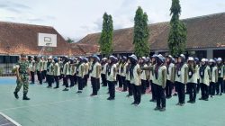 Babinsa Beri Pelatihan Kepemimpinan dan PBB di SMAN 1 Cibingbin, Pupuk Disiplin Siswa