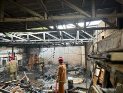 Polsek Seltim Gerak Cepat Tangani Kebakaran Guest House di Pekalangan