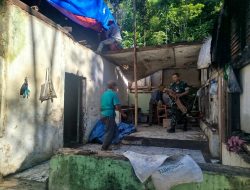 Sigap Bantu Warga, Babinsa Gotong Royong Bersihkan Material Rumah Ambruk di Selajambe!