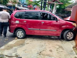 Laka Tunggal di Kuningan: Avanza Tabrak Pagar, Tiga Orang Terluka