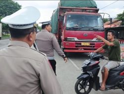 Satlantas Polresta Cirebon Tegur Supir Truk Di Jalanan