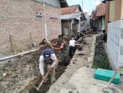 Air Mengalir, Harapan Bertumbuh: Karya Bakti Babinsa dan Warga Cikeusal Wujudkan Ketahanan Pangan