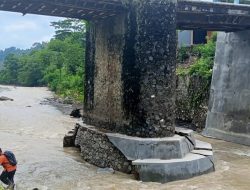 Hujan Deras Picu Abrasi, Jembatan Vital di Kuningan dalam Kondisi Kritis