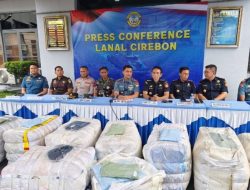 Lanal Cirebon Gagalkan Penyelundupan Pakaian Ilegal