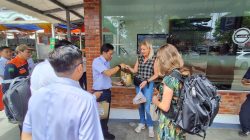 Direktur Utama KAI Bobby Rasyidin Menyapa Langsung Pelanggan di Stasiun Cirebon dan Cirebonprujakan