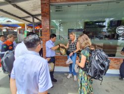 Direktur Utama KAI Bobby Rasyidin Menyapa Langsung Pelanggan di Stasiun Cirebon dan Cirebonprujakan