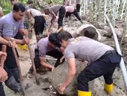 Polri Bersama Warga Buka Akses Jalan Kampung Setie Pasca Bencana Banjir dan Longsor