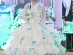 Mahasiswa UM Kuningan Tampil Bak Pragawati Papan Atas – Busana Daur Ulang dan Tari Nusantara Soroti Hujan Karya