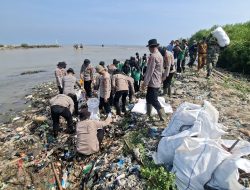 Brimob Yon C Pelopor Turun Bersih-bersih Pantai Gebang, Pemkab Cirebon Apresiasi