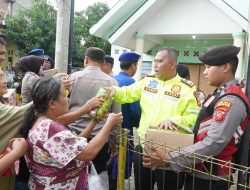 Di Tengah Genangan Banjir, Bantuan Polres Cirebon Kota Jadi Penopang Harapan Warga Gunungjati