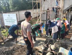 Babinsa dan Polisi Bantu Pengecoran Ponpes Jagat Aswaja Di Luragung