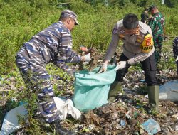 Jumat Bersih Forkopimda di Pesisir Kesenden, Kapolres Cirebon Kota Jadi Motor Penggerak Aksi Bersama