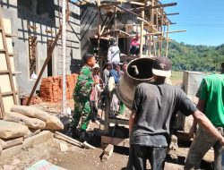 Babinsa Citikur Bantu Perbaiki Rumah Warga
