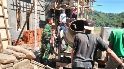 Babinsa Citikur Bantu Perbaiki Rumah Warga
