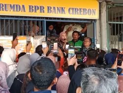 Pasca Dicabut Izin, Sejumlah Nasabah Datangi BPR Bank Cirebon