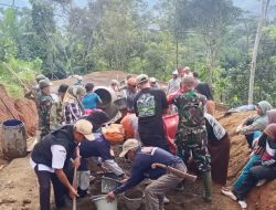 Jalan Rusak Akibat Longsor Di Desa Pinara Dibenahi, Danramil : Kerja Bakti Buat Kemudahan Warga