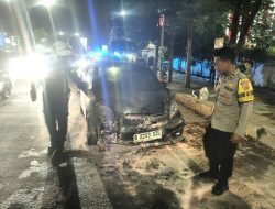 Diduga Korsleting Listrik, Sebuah Minibus Terbakar di Cirebon