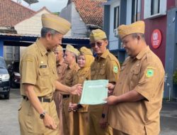 Dapat SK Kenaikan Pangkat, Lima ASN Dinas Kominfo Kuningan Diminta Perbaiki Kinerja