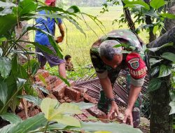 Siaga Bencana! Babinsa Koramil Ciniru Bantu Bersihkan Material Akibat Retakan Tanah di Tundagan