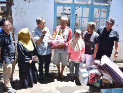 Sekda U Kusmana Serahkan Bantuan Logistik untuk Korban Kebakaran di Bayuning