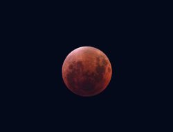 Bulan Warna Merah Akan Muncul Besok di Langit Indonesia