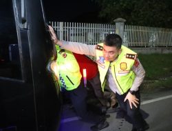 Aksi Sigap Kapolres Cirebon Kota Bantu Evakuasi Mobil Mogok di Tengah Padatnya Arus Balik Lebaran