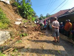 Tangani Dampak Tanah Longsor, Babinsa dan Masyarakat Cileuya Bersihkan Jalur Lintas