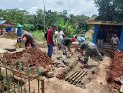 Jalan Antara Gunungkarung-Geresik Diperbaiki, Babinsa Ajak Warga Gelar Gotong Royong