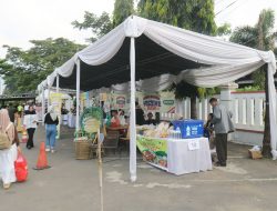 Live Music Temani Pemudik Arus Balik Lebaran di Stasiun Cirebon