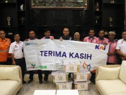 KAI Daop 3 Cirebon Berbagi Paket Sembako kepada Porter Stasiun dan Pensiunan KAI