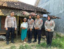 Sat Binmas Polres Indramayu Datangi Rumah Reyot Milik Lansia di Cantigi, Salurkan Sembako