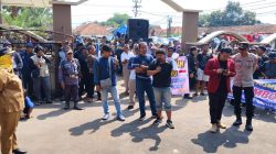Warga Demo Desak Mundur, Kuwu Kalimanggis Kulon Akhirnya Lengser