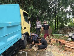 Kecelakaan di Haurkuning, Truk Terbalik Hantam Motor yang Melaju