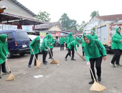 Wujud Nyata Kartini Masa Kini, GOW dan Persit Bersihkan Terminal Pasar Baru