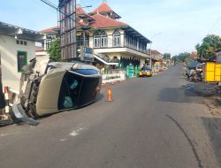 Kerugian Capai Rp30 Juta, HR-V Hancur Usai Menabrak Tugu Desa