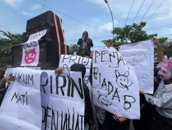 Ratusan Warga Demo di PN Indramayu, Desak Hukuman Mati Pelaku Pembunuhan Satu Keluarga di Paoman