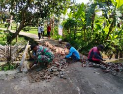 Bersama Warga, Babinsa Lebarkan Jembatan di Dusun Kliwon Garawangi