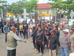 Keluarga Korban Pembunuhan Satu Keluarga di Paoman Berunjuk Rasa di PN Indramayu, Tuntut Hukuman Mati Terdakwa