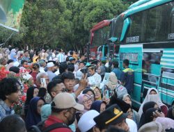 Selamat Datang Kembali! 244 Jemaah Haji Kloter 39 Kuningan Tiba dengan Selamat