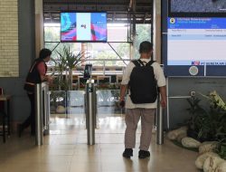 Kurangi Penggunaan Kertas, KAI Daop 3 Cirebon Anjurkan Penumpang Gunakan Face Recognition Boarding Gate