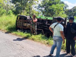 Rem Blong dan Mesin Mati! Truk Terguling Di Pakapasan Hilir, Danramil Ciniru Turun Langsung Pantau Evakuasi!
