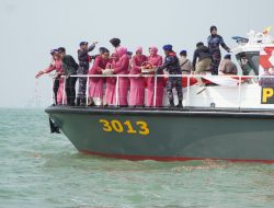 Tabur Bunga di Laut Warnai Peringatan Hari Bhayangkara ke-80 Tingkat Polda Jabar di Perairan Cirebon