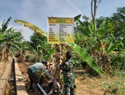 Babinsa Pantau Pembangunan Saluran Irigasi di Mekarsari, Dukung Produktivitas Pertanian