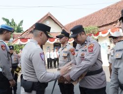 Kapolres Cirebon Kota Berikan Penghargaan kepada 51 Personel Berprestasi