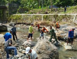 Jaga Keamanan Wilayah, Babinsa Koramil Ciniru Dampingi Warga Pasang Bronjong